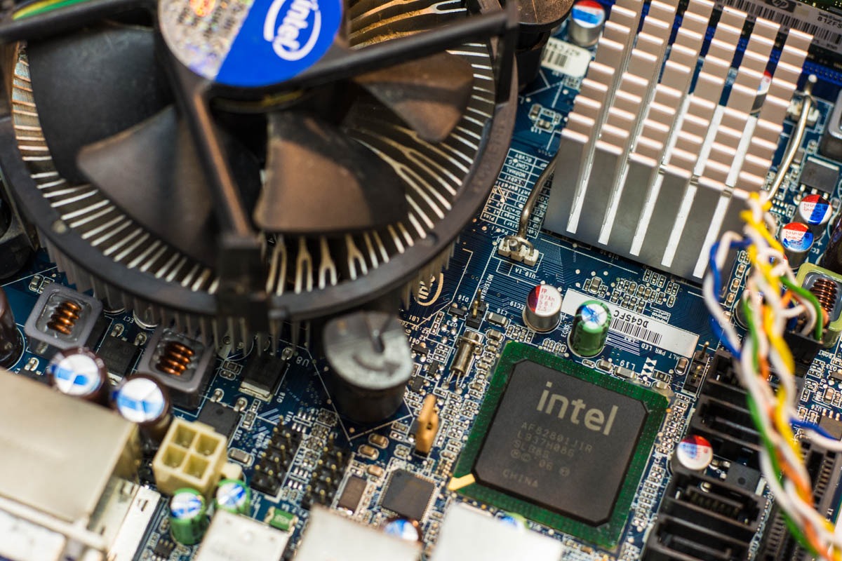 Wnętrze wnętrza standardowego PC - a przynajmniej po wyczyszczeniu.