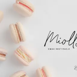 Jasnoróżowe makaroniki z różnymi nadzieniami, ułożone na białym tle obok logo 'Miolli SMAK INSPIRACJI'.