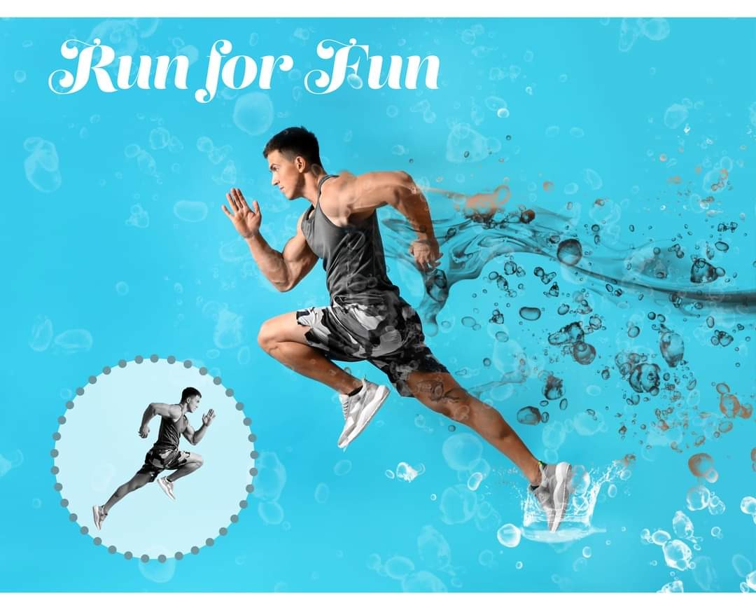Grafika komputerowa przedstawiająca muskularnego mężczyznę w trakcie biegu, z efektem rozpryskującej się wody i dodatkową miniaturką w czerni i bieli na turkusowym tle, z napisem 'Run for Fun' u góry.