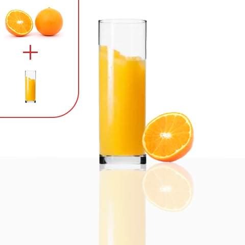 Grafika prezentująca proces tworzenia soku pomarańczowego: pomarańcze, znak plus, szklanka soku w miniaturze, obok wysoka szklanka soku i połówka pomarańczy z odbiciem na białym tle.