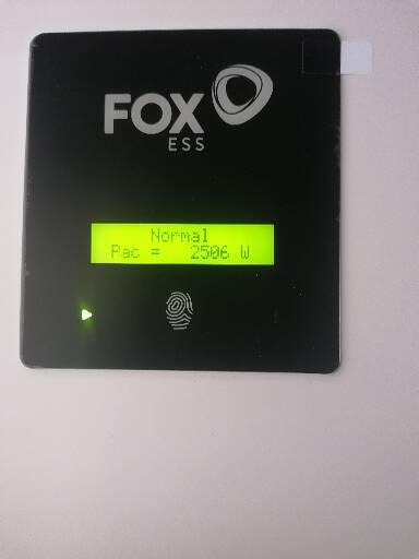 Ekran inwertera Fox ESS pokazujący aktualną moc wyjściową 2506 W w trybie normalnym.
