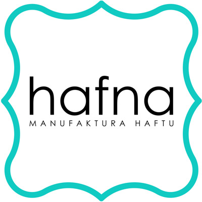 Logo firmy 'hafna MANUFAKTURA HAFTU' w ozdobnej, turkusowej ramce na białym tle.
