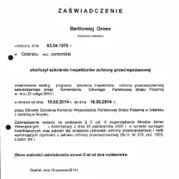 Skan zaświadczenia o ukończeniu szkolenia inspektorów ochrony przeciwpożarowej, wystawionego w Gdańsku 16 czerwca 2014 roku, z pieczęcią i podpisem Naczelnika Ośrodka Szkolenia Państwowej Straży...