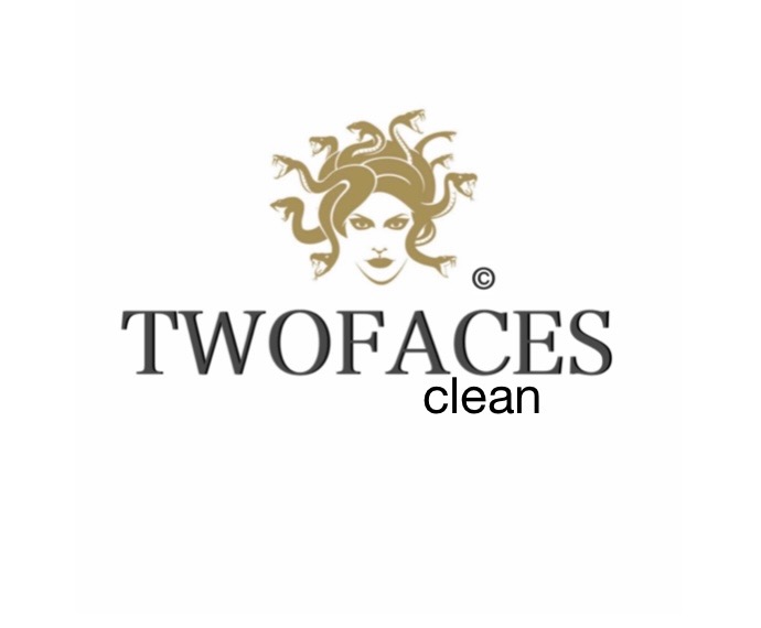 Logo firmy sprzątającej 'TwoFaces Clean' z motywem Meduzy w kolorze złotym nad nazwą.