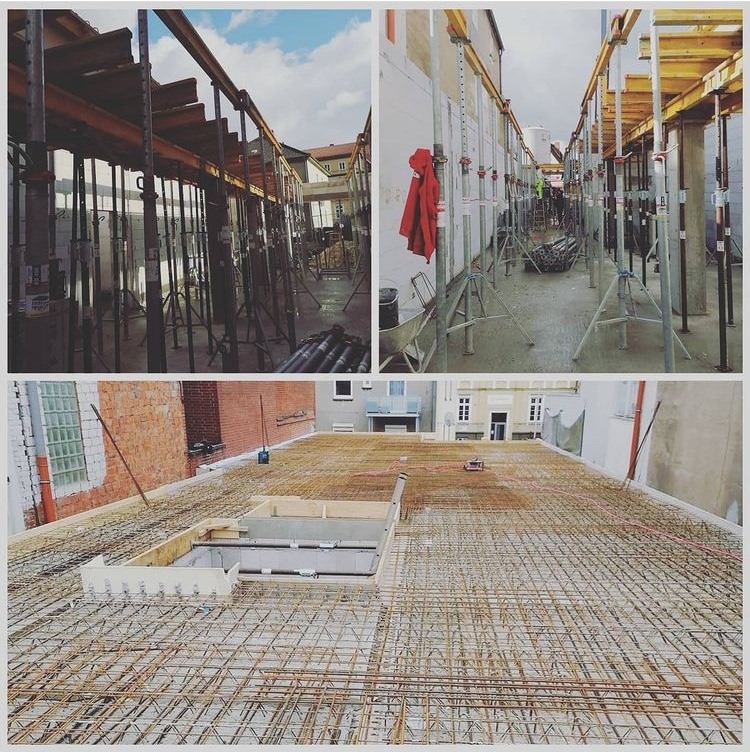 Szalunki stropowe wsparte na podporach stalowych w trakcie budowy domu, widok z góry na zbrojenie płyty stropowej z przygotowanym otworem.