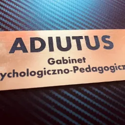 Tabliczka informacyjna z napisem 'ADIUTUS Gabinet Psychologiczno-Pedagogiczny' na ciemnym, teksturowanym tle.