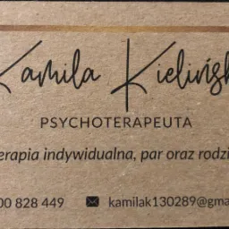 Wizytówka z imieniem i nazwiskiem Kamila Kielińska, tytułem PSYCHOTERAPEUTA oraz informacją o terapii indywidualnej, par i rodzin, numerem telefonu i adresem e-mail na tle papieru kraft.