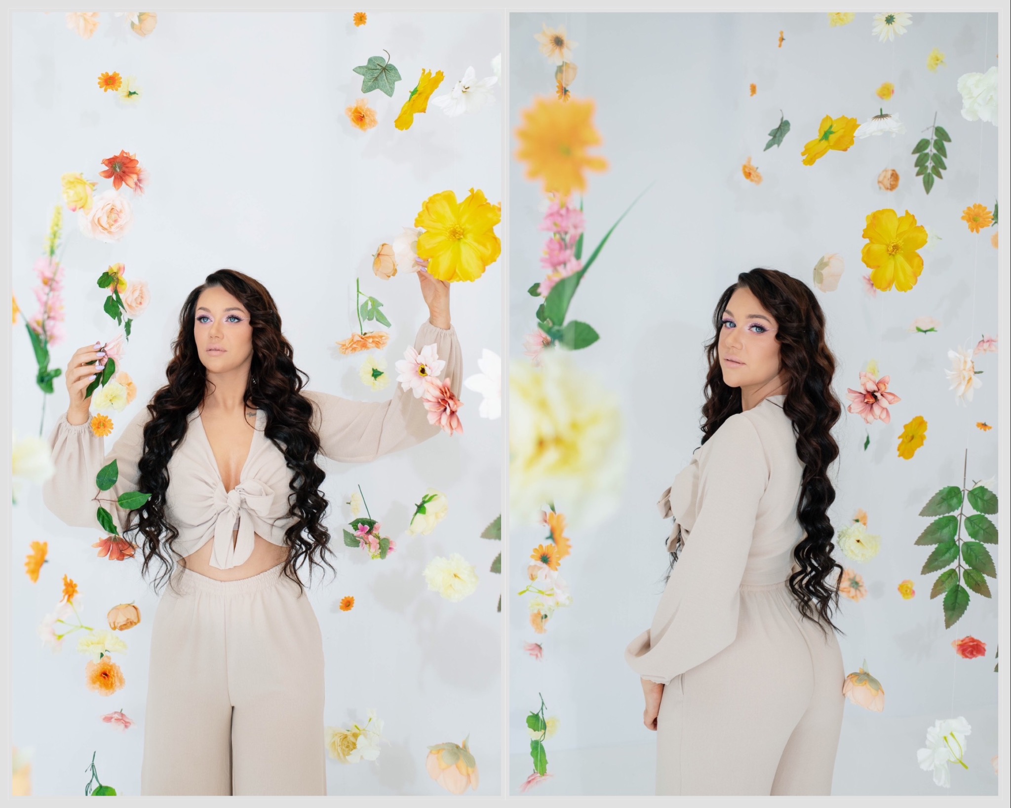 Portret kobiety w beżowym stroju na tle białej ściany z wiszącymi kwiatami, wykonany w studio w Milejowie, z uwzględnieniem specyficznego oświetlenia podkreślającego makijaż.