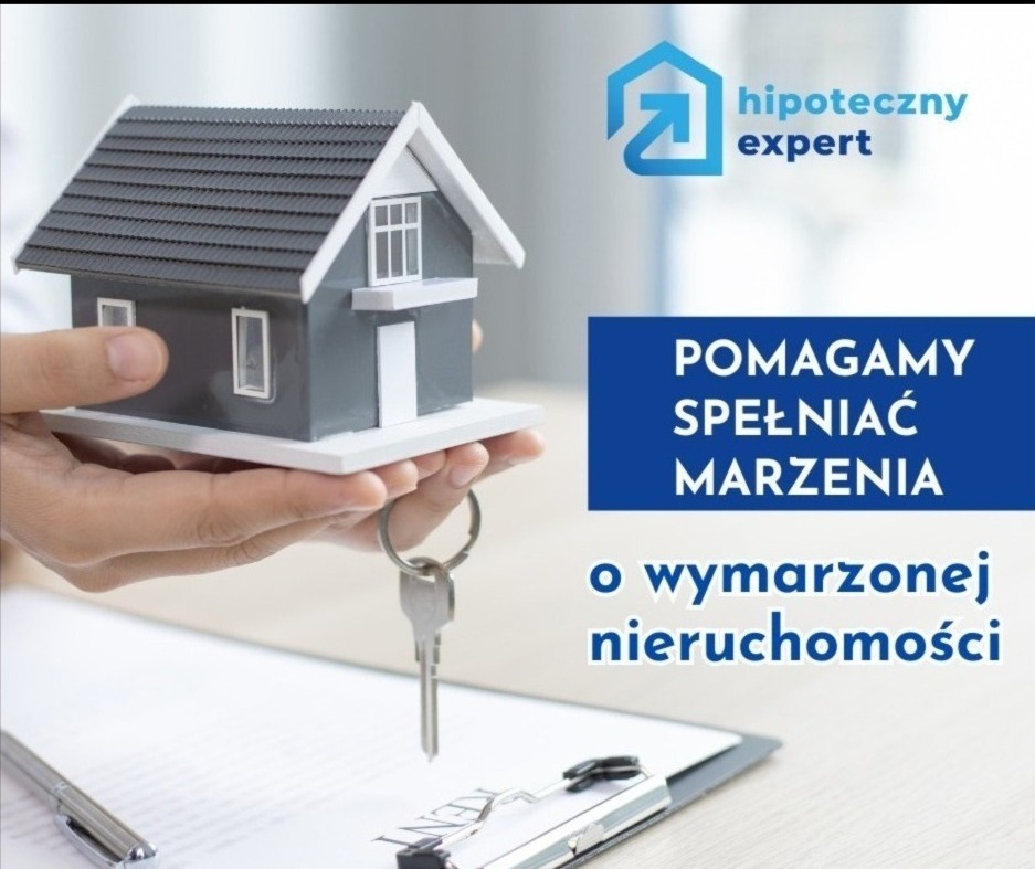 Dłoń trzyma model domu z kluczami na tle biurka z długopisem i dokumentami, obok logo 'hipoteczny expert' i napisu 'Pomagamy spełniać marzenia o wymarzonej nieruchomości'.