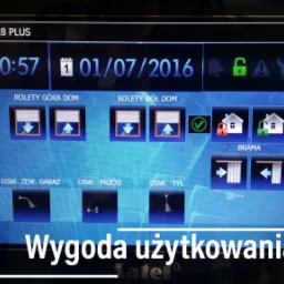 Panel sterowania systemem inteligentnego domu Integra 128 PLUS firmy Satel z widocznymi ikonami sterowania roletami, bramą, oświetleniem zewnętrznym garażu, przód i tył, z datą 01/07/2016 i godziną...
