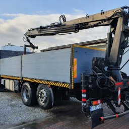 BST Aneta Wojnarowska - Laweta z wysięgnikiem hydraulicznym na podwoziu ciężarowym, widok z tyłu, zaparkowana na żwirowym podłożu, z widoczną tablicą rejestracyjną PN 85145.