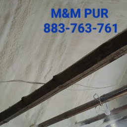 M&M PUR - Poddasze ocieplone pianką, widoczne drewniane belki stropowe i instalacja elektryczna, na ścianie nadrukowane logo 'M&M PUR' wraz z numerem telefonu.