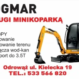 Żółta minikoparka JCB 8020CTS na białym tle z informacjami kontaktowymi firmy BOGMAR, oferującej usługi minikoparką, w tym wykopy, niwelowanie terenu, przyłącza wod-kan i transport do 3.5T.