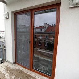 Okna aluminiowe balkonowe z moskitierą