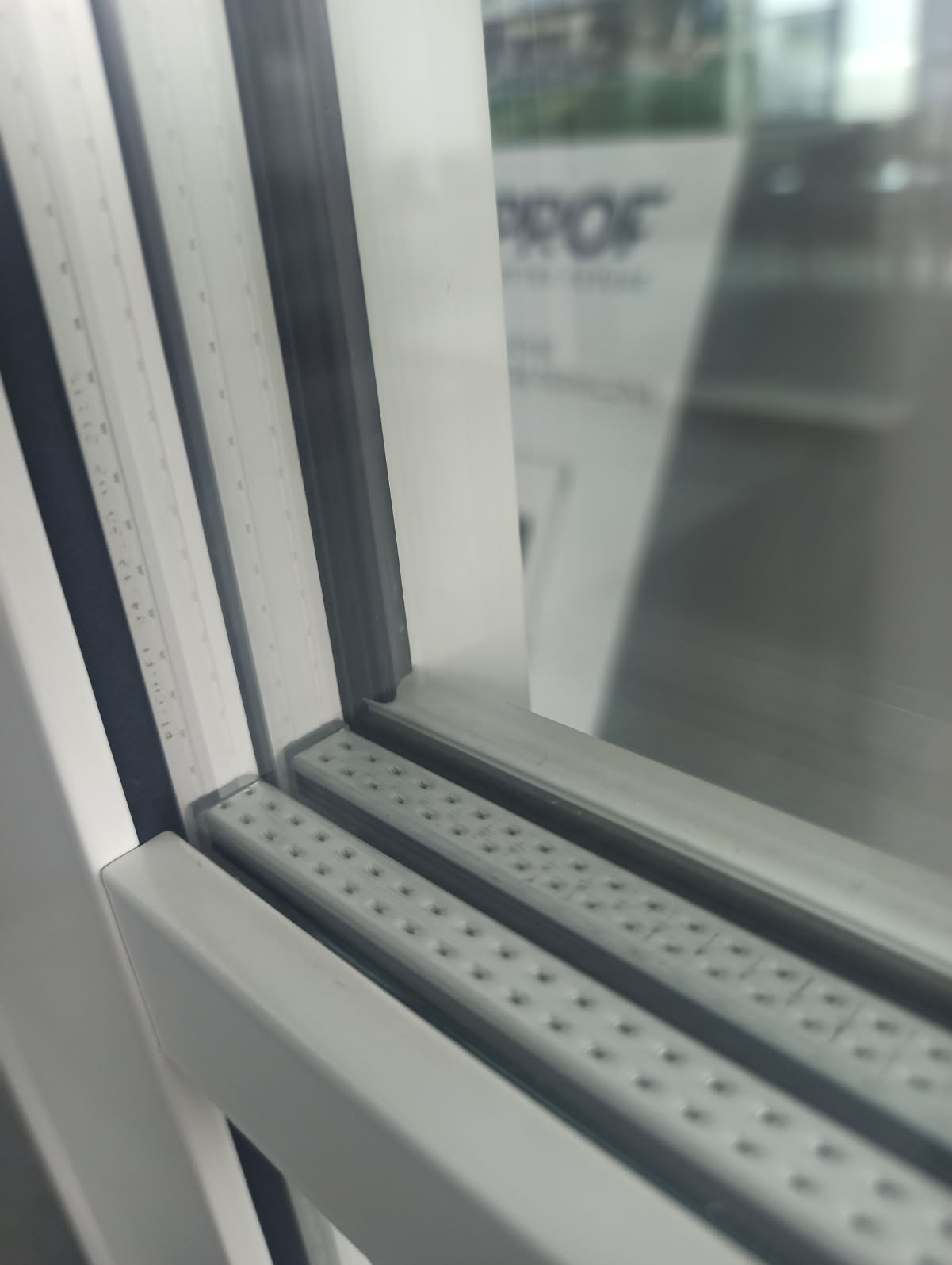 Szpros wewnątrz-szybowy Duplex + naklejany o szerokości 26mm.