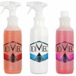 Pięć plastikowych butelek z rozpylaczami, wypełnionych kolorowymi płynami czyszczącymi marki DomEC, z etykietami wskazującymi przeznaczenie: kuchnia, łazienka, szyby, podłogi, meble.