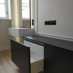 Nowoczesna aranżacja wnętrza z czarno-białymi meblami: szafka z wysuwaną szufladą, toaletka z podświetlanym lustrem i listwa przypodłogowa z dekoracyjnym frezem.