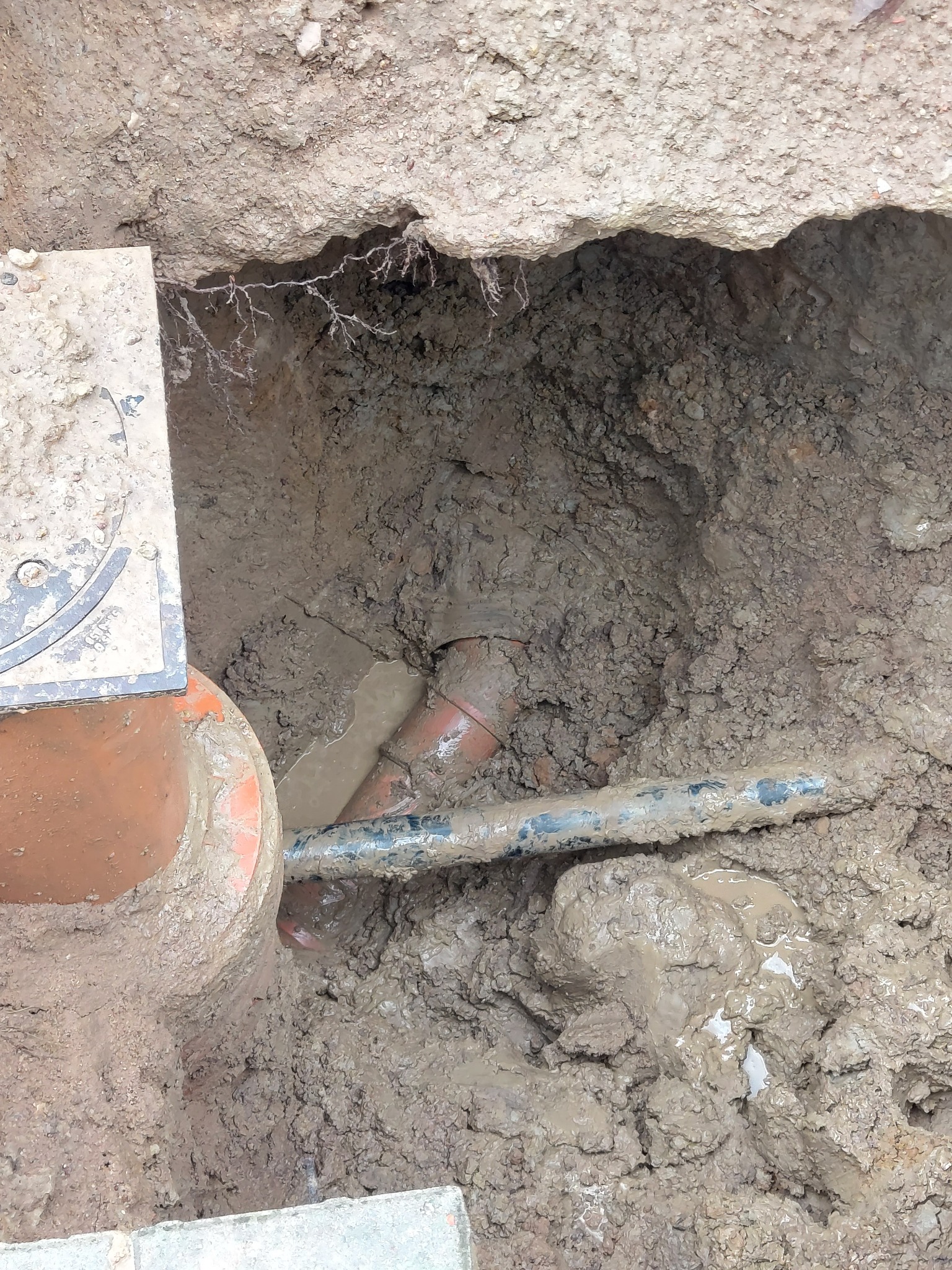 Przyłącze sanitarne z przeciskiem w bardzo trudnym gruncie.