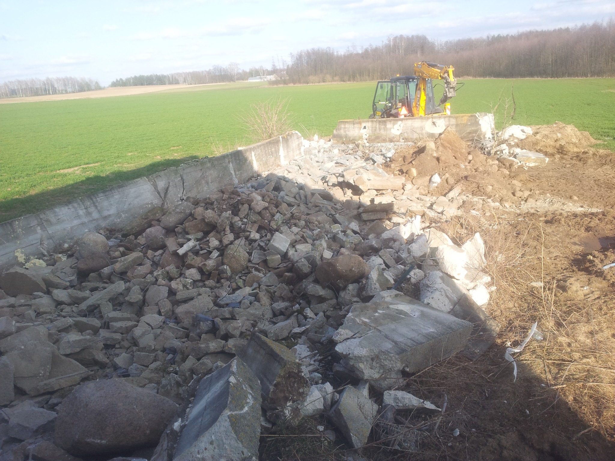 Wyburzanie starego szamba młotem hydraulicznym.