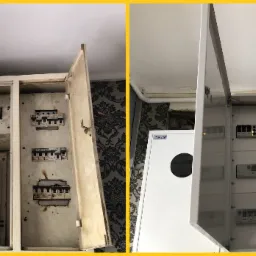 Porównanie: stara, brudna skrzynka elektryczna z licznikiem energii oraz nowa, biała skrzynka rozdzielcza z bezpiecznikami w mieszkaniu z tapetą w kwiaty.