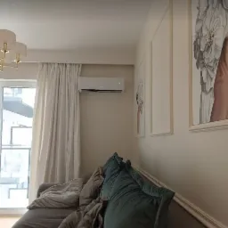 Klimatyzator GREE w salonie w mieszkaniu.