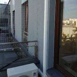 Agregat GREE na balkonie z zewnętrzną instalacją zakrytą w profilach montażowych