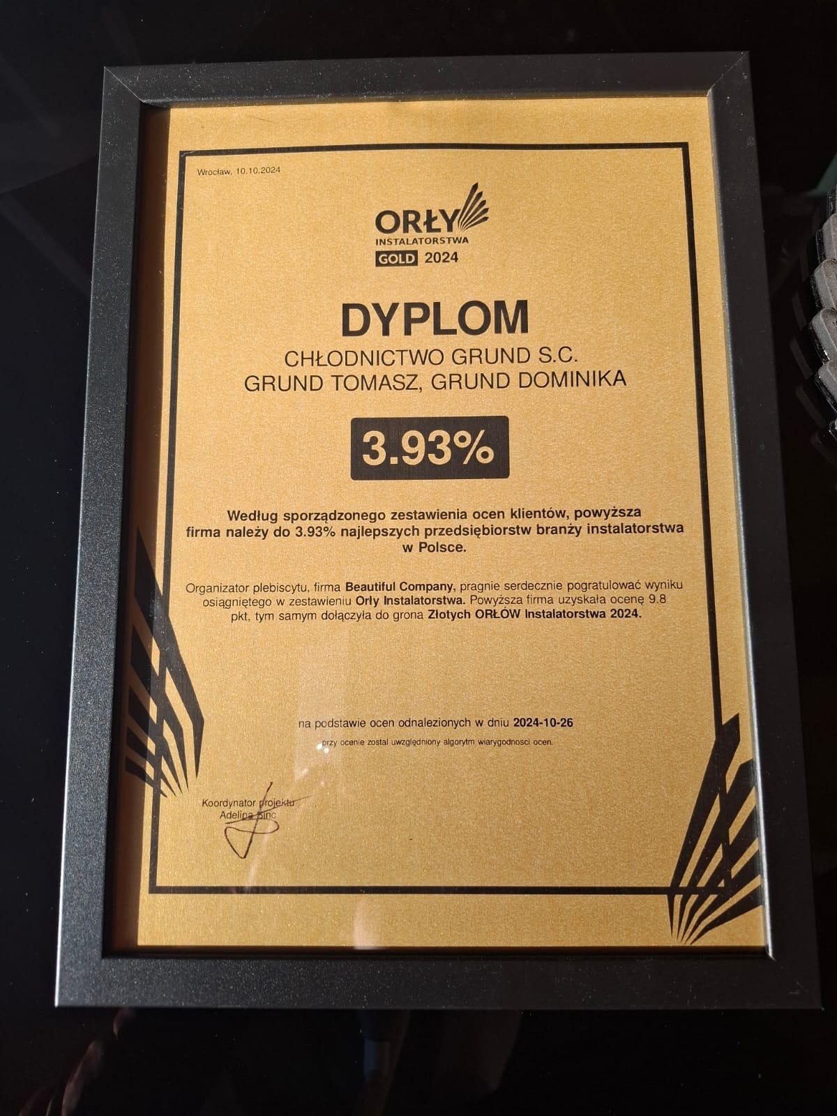 Oprawiony dyplom 'Orły Instalatorstwa GOLD 2024' dla firmy Chłodnictwo Grund S.C. z Wrocławia, przyznany za bycie w 3.93% najlepszych przedsiębiorstw branży instalatorstwa w Polsce.