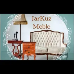 Grafika reklamowa mebli 'JarKuz Meble' z sofą w stylu retro, stolikiem nocnym z drewna i lampą stojącą na tle delikatnej, ozdobnej ramki z liści.