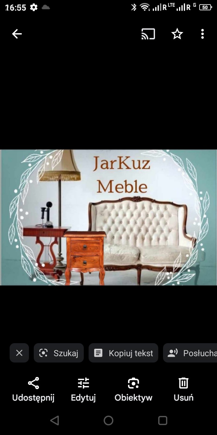 Grafika reklamowa mebli 'JarKuz Meble' z sofą w stylu retro, stolikiem nocnym z drewna i lampą stojącą na tle delikatnej, ozdobnej ramki z liści.