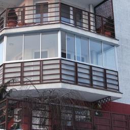 zabudowa balkonów w systemie aluminiowych okien przesuwanych