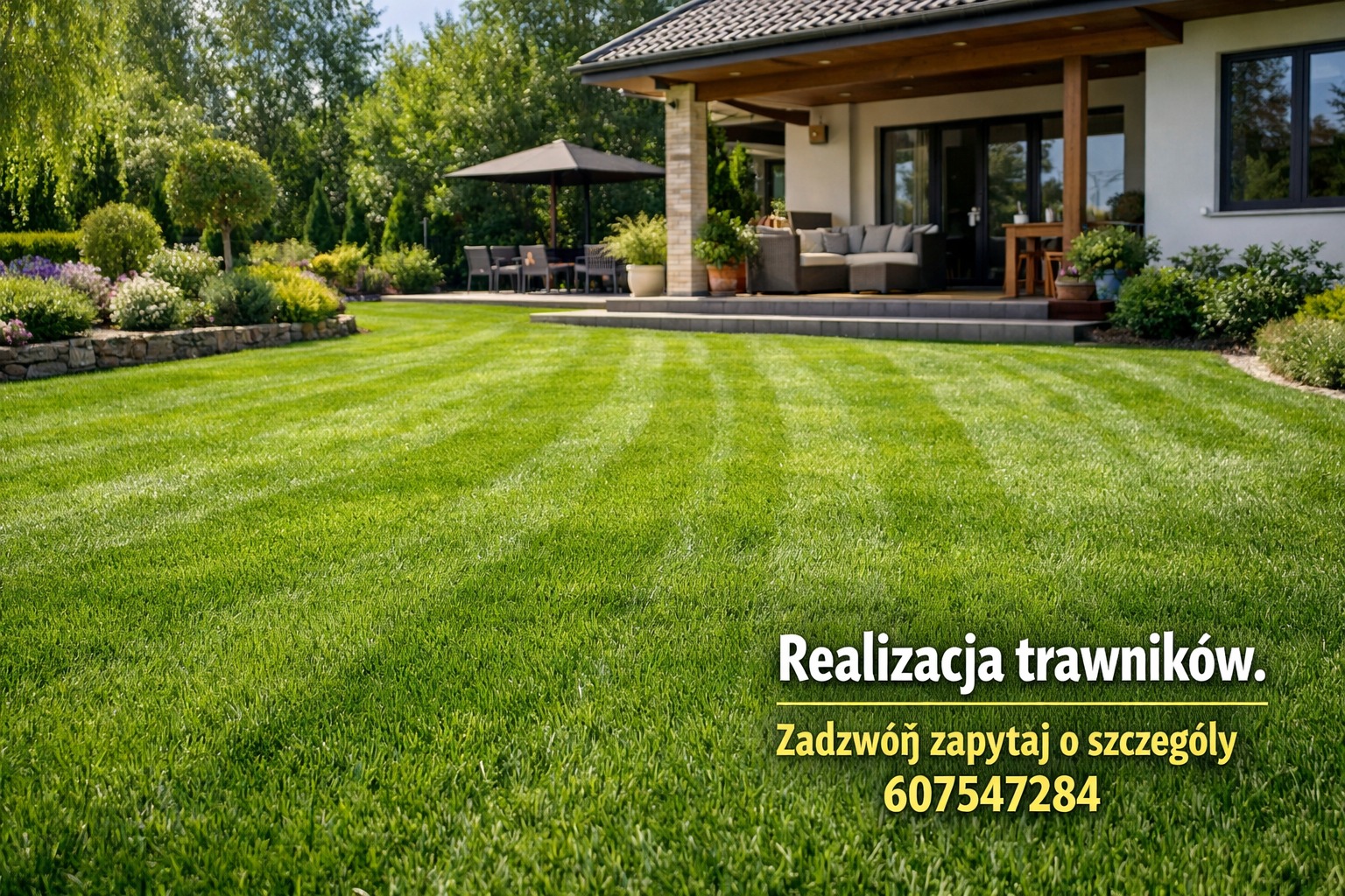 Perfekcyjnie przystrzyżony trawnik z wyraźnymi pasami, przylegający do nowoczesnego domu z tarasem i meblami ogrodowymi. Bujna roślinność w tle.