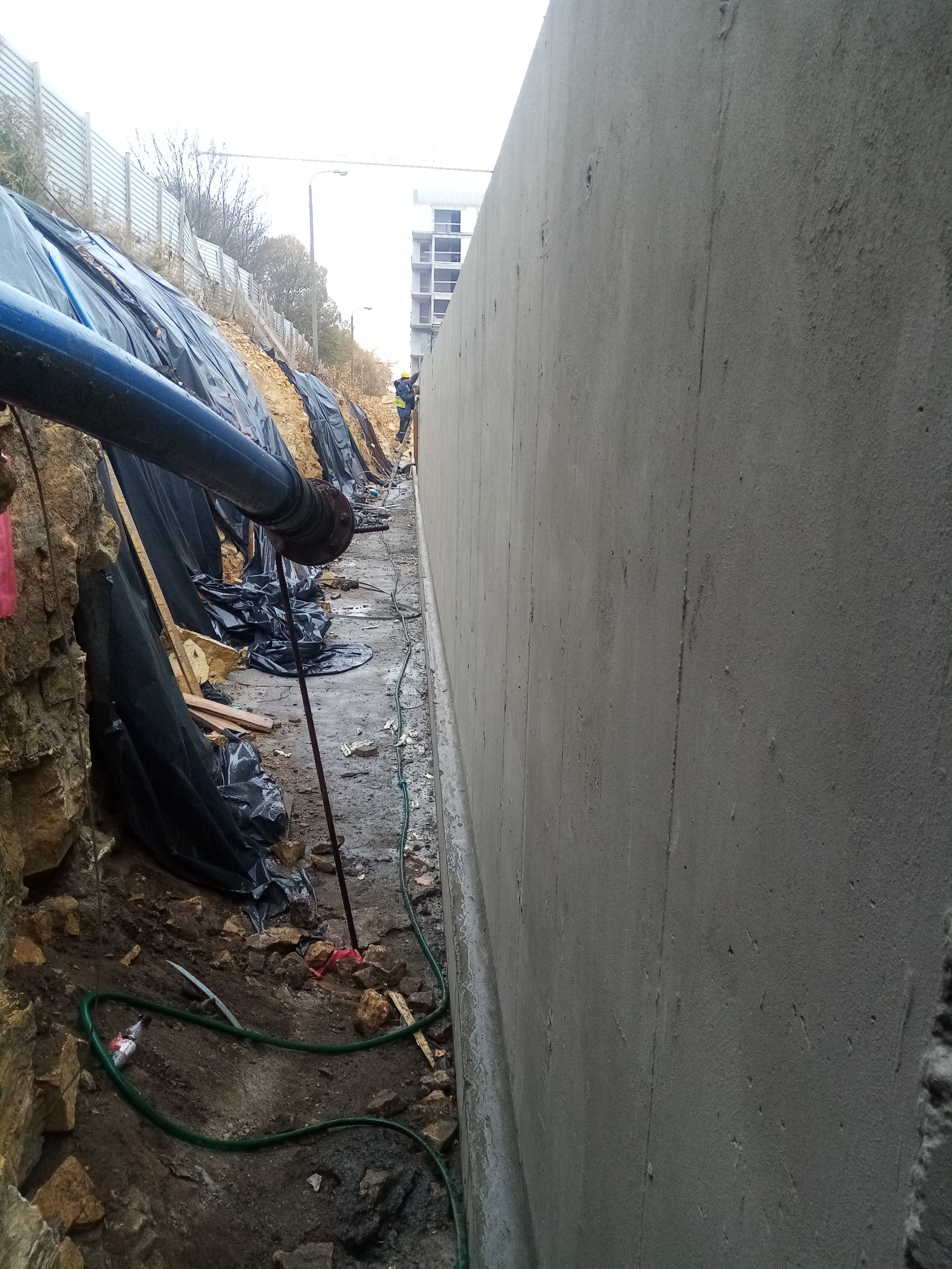 Przeciwodna izolacja ścian z wykonaniem klina fundamentowego - garaż budynku wielorodzinnego