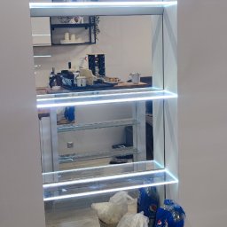 "Półki Szklane z Podświetleniem LED - elegancja, funkcjonalność, wygoda. Podkreśl urok swoich eksponatów i dodaj blasku wnętrzu!"