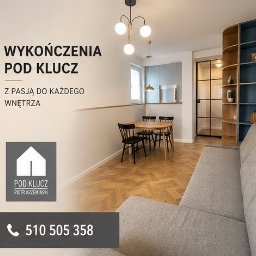 Wykończenia Pod Klucz Gdańsk - Piotr Krzeminski - Jasne wnętrze po wykończeniu pod klucz: parkiet w jodełkę, stół z krzesłami, szara sofa, przeszklone drzwi i regał. Widoczne logo firmy i numer telefonu.