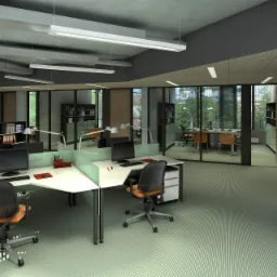 Wnętrze nowoczesnego biura z białymi biurkami oddzielonymi przegrodami z zielonkawego szkła, krzesłami z pomarańczowymi siedziskami, szarymi ścianami i wykładziną w paski, oświetlone podłużnymi...