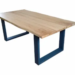 Stół z blatem z jasnego drewna składającym się z trzech desek, na ciemnoniebieskich, metalowych nogach w kształcie prostokątów, na białym tle.