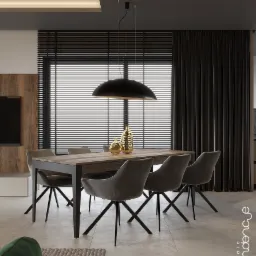 Nowoczesna jadalnia z drewnianym stołem, krzesłami na metalowych nogach, złotymi wazonami i lampą wiszącą na tle okna z żaluzjami i zasłonami.