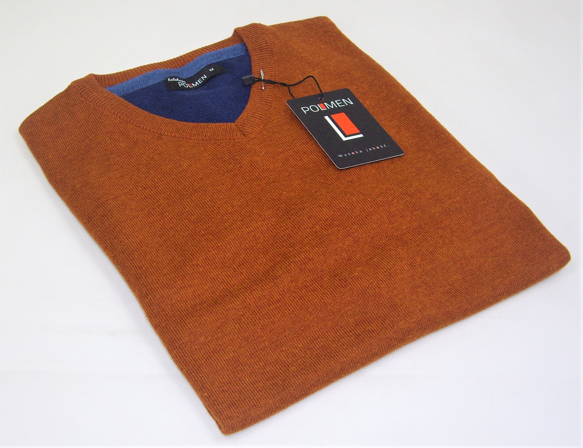 Brązowy sweter męski z metką marki Polmen, leżący na białym tle, widoczna niebieska podszewka przy dekolcie.
