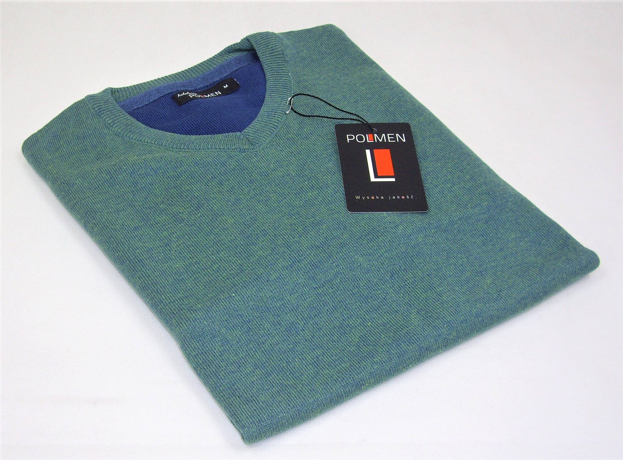 Złożony, zielono-niebieski sweter męski z metką marki Polmen na białym tle.