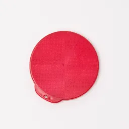 Czerwona, okrągła pokrywka z tworzywa sztucznego z charakterystycznym, prążkowanym wzorem na powierzchni i małym otworem z boku, leżąca na białym tle.