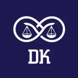 Logo firmy prawniczej: białe wagi sprawiedliwości splecione w symbol nieskończoności nad inicjałami DK na ciemnoniebieskim tle.