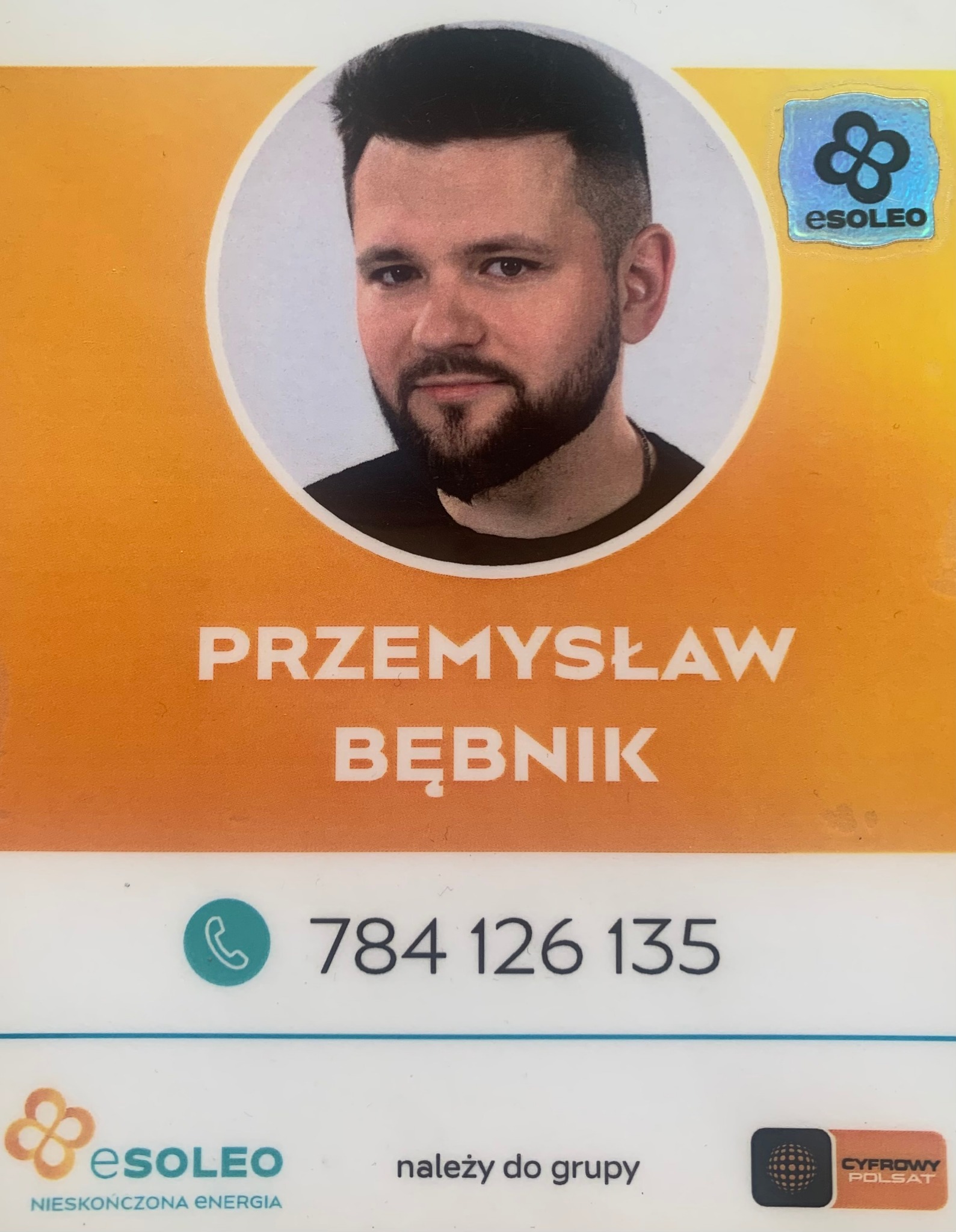 Wizytówka z portretem Przemysława Bębnika, numerem telefonu i logo firmy Esoleo z branży odnawialnych źródeł energii.