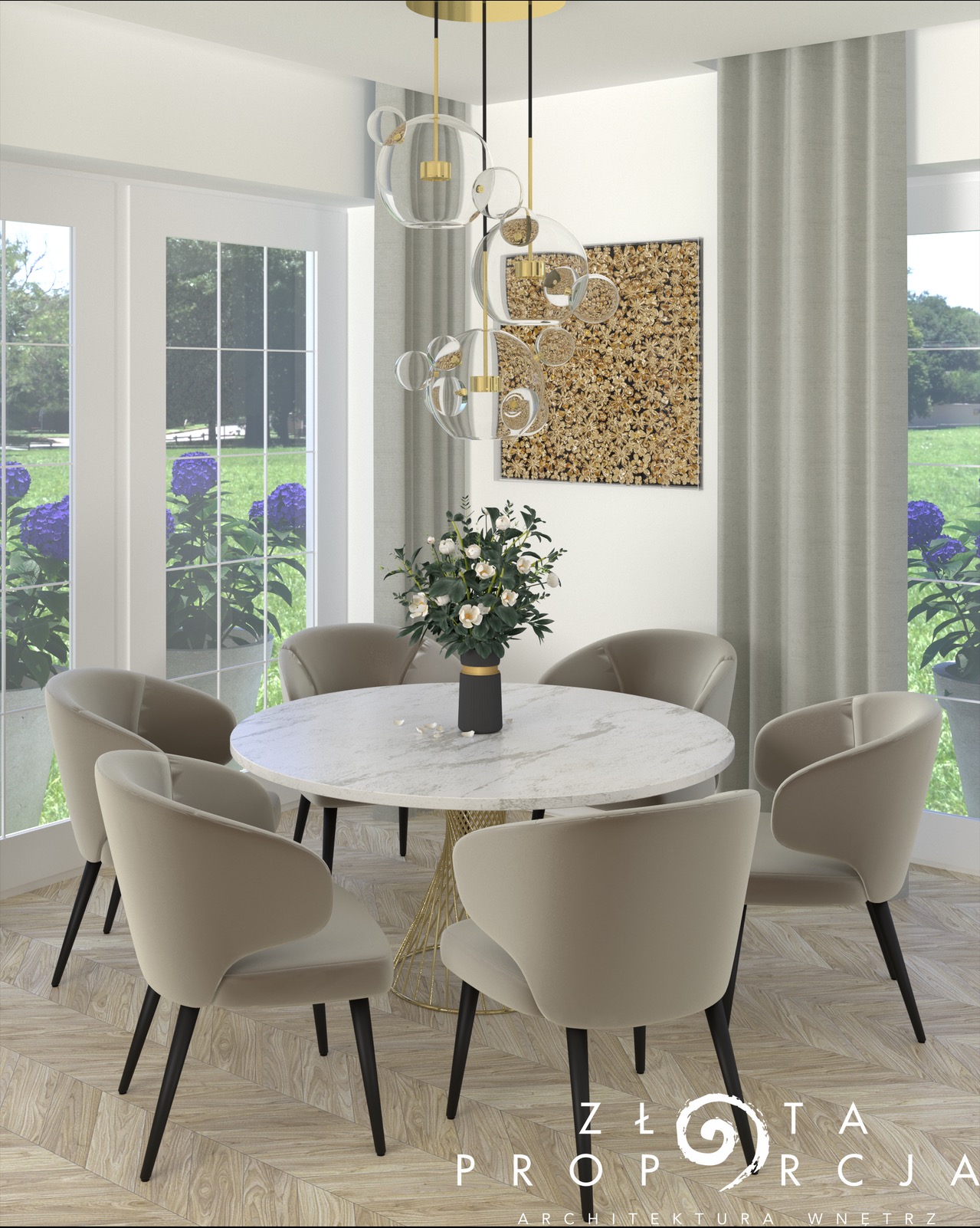 Elegancka jadalnia z okrągłym marmurowym stołem na złotej podstawie, otoczonym beżowymi krzesłami na czarnych nogach, z widokiem na ogród przez duże okna i ozdobiona szklaną lampą wiszącą...