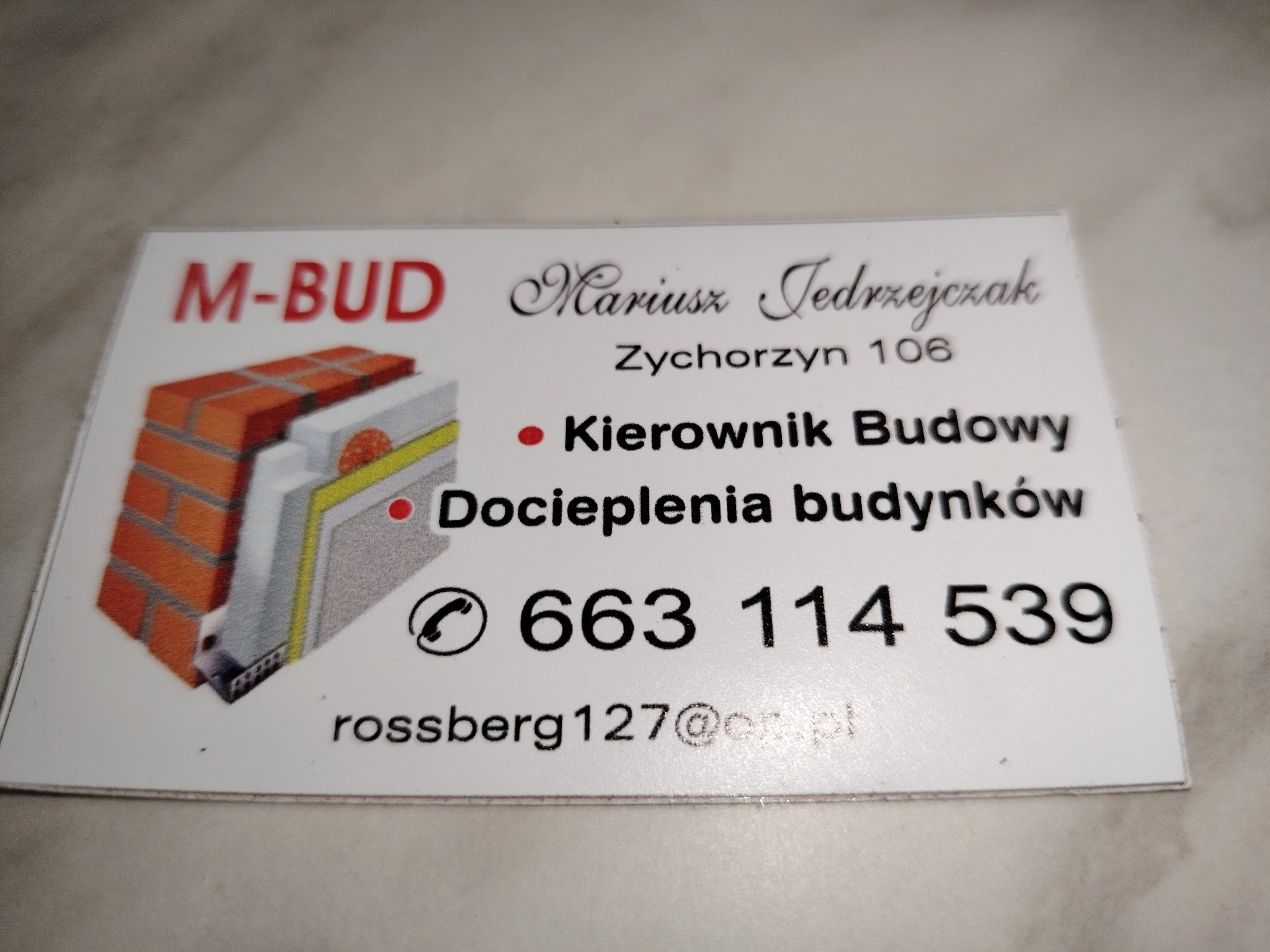 Wizytówka firmy M-BUD Mariusza Jędrzejczaka z Zychorzyna, oferującej usługi kierownika budowy i docieplenia budynków. Na wizytówce numer telefonu i adres e-mail.