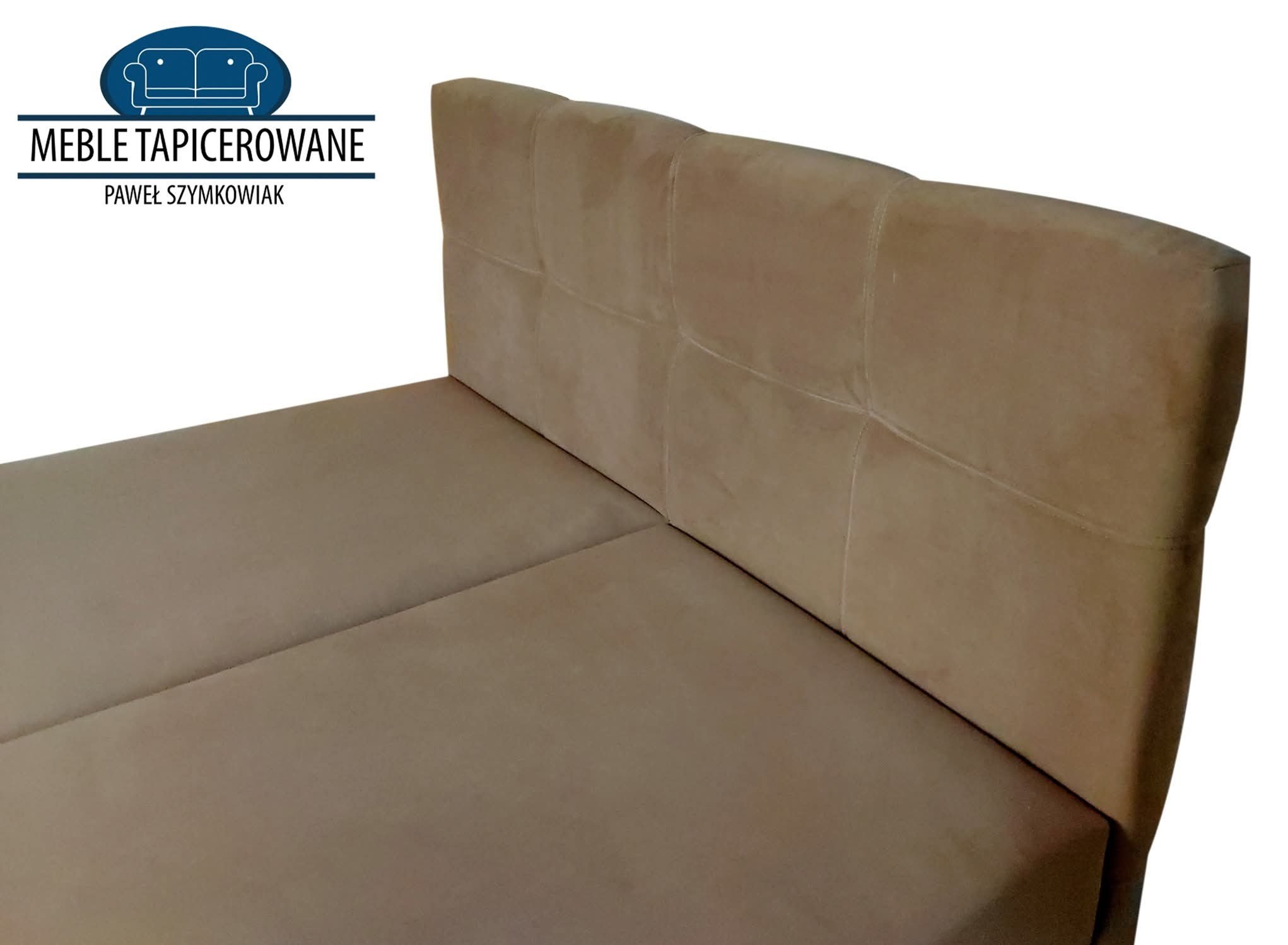Beżowy narożnik tapicerowany z pikowanym zagłówkiem, widoczny z boku. Minimalistyczny design, gładka tkanina, jasne tło. Widoczne logo i nazwa firmy.
