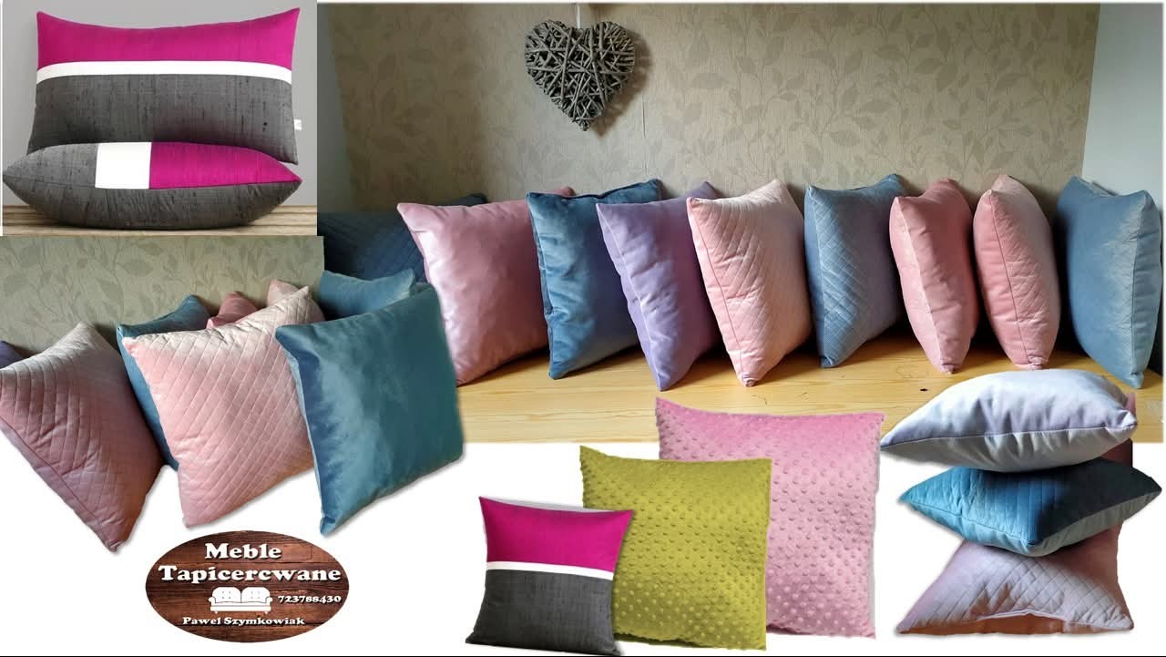 Dekoracyjne poduszki tapicerowane w różnych kolorach i wzorach, ułożone na drewnianej podłodze. W tle ściana z delikatnym wzorem i dekoracja w kształcie serca.