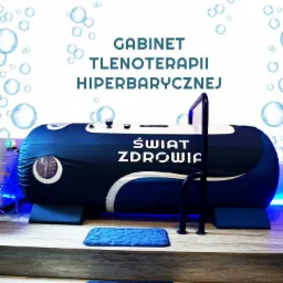 Komora hiperbaryczna w gabinecie 'Świat Zdrowia' z niebieskim podświetleniem LED, umieszczona na podwyższeniu z dwoma niebieskimi dywanikami.