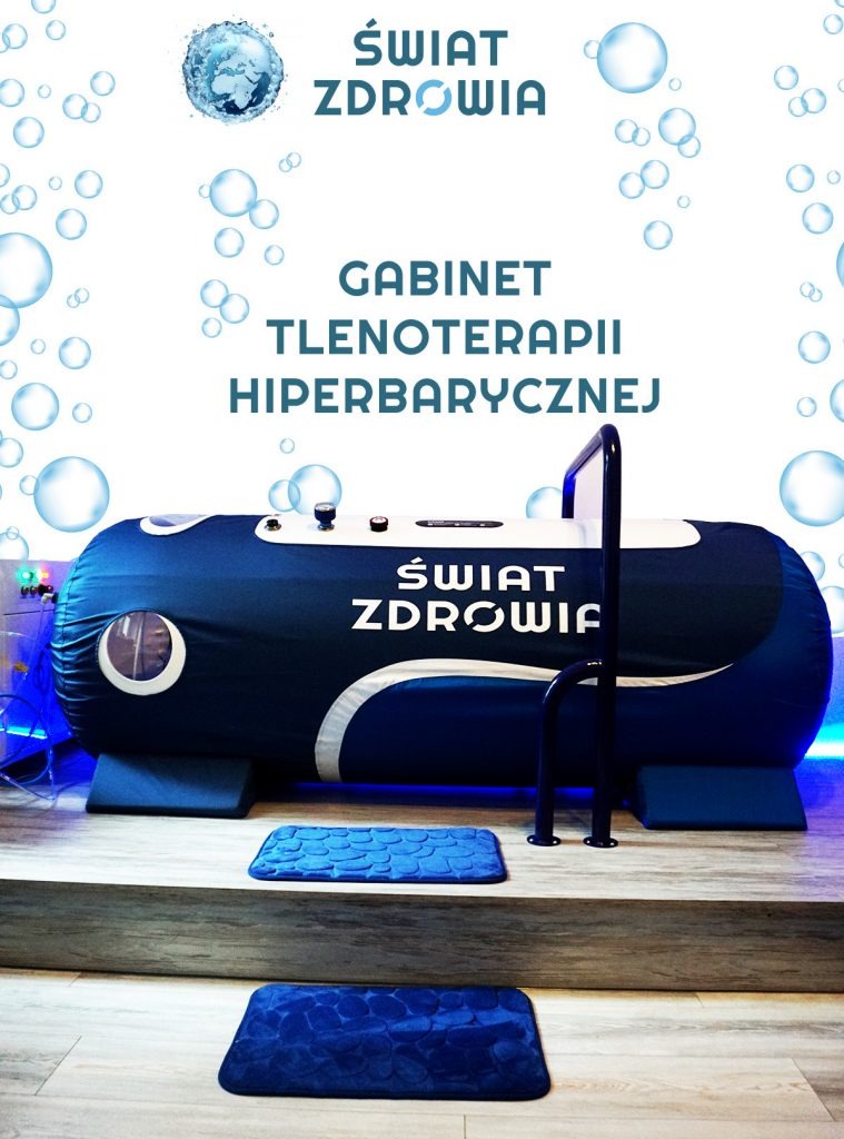 Komora hiperbaryczna w gabinecie 'Świat Zdrowia' z niebieskim podświetleniem LED, umieszczona na podwyższeniu z dwoma niebieskimi dywanikami.