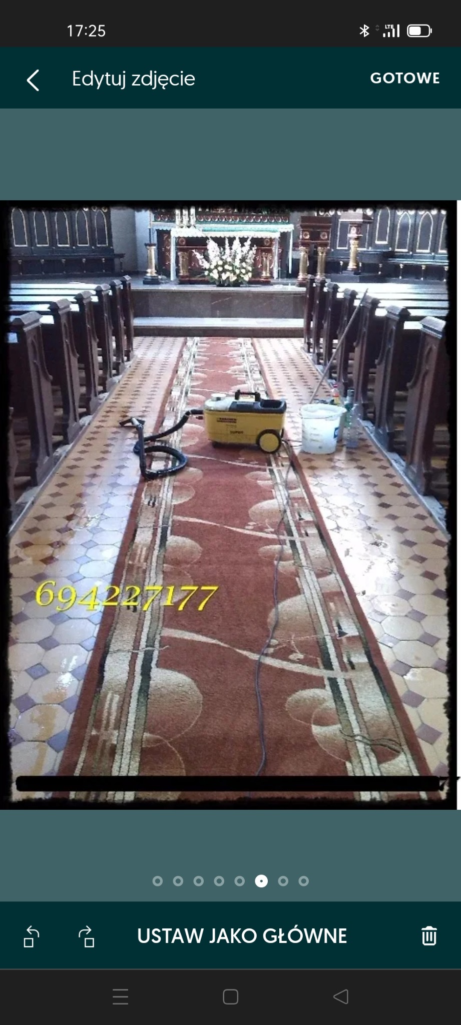 Wnętrze kościoła z długim, brązowym dywanem na środku, czyszczonym za pomocą żółtego odkurzacza piorącego i wiadra z płynem.