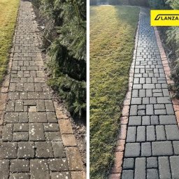 ,,GLANZARO''JAKUB WOJTÓŚCISZYN - Kostka brukowa przed i po czyszczeniu, widok z góry. Po prawej stronie kostka jest czysta, szara, a po lewej brudna, pokryta mchem. Widoczne logo firmy.
